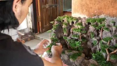 Hendi saat membuat miniatur air terjun. (Ayopurwakarta.com/Dede Nurhasanudin)
